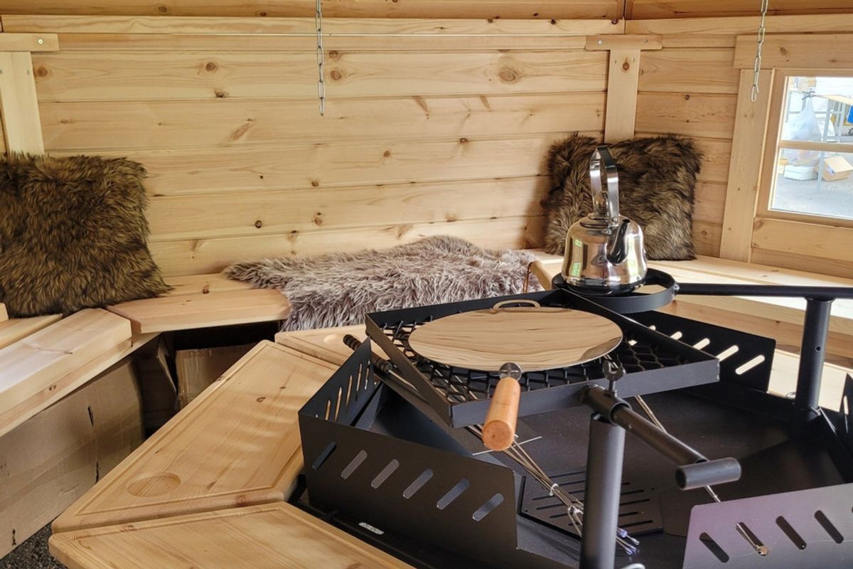 Gapahuk 10 m2 Royal med grill og benker - Buet vegg