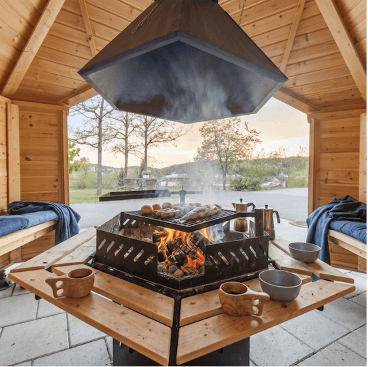 Gapahuk 12 m2 Royal med grill og benker - Buet vegg